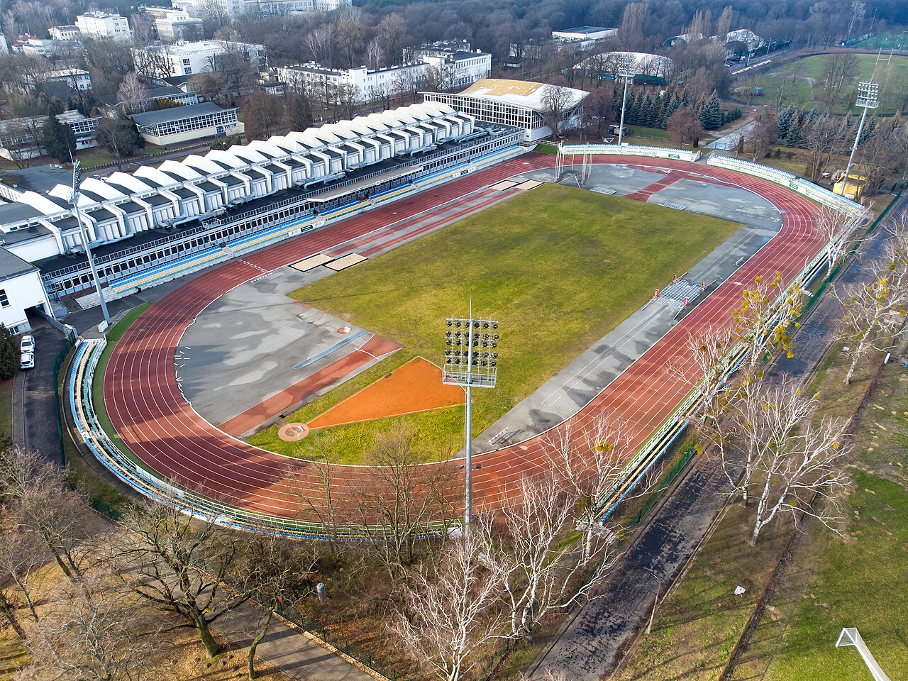 Stadion lekkoatletyczny. Emptywords / Wikimedia Commons; zdjęcie ilustracyjne, nie przedstawia stadionu w Wieluniu.
