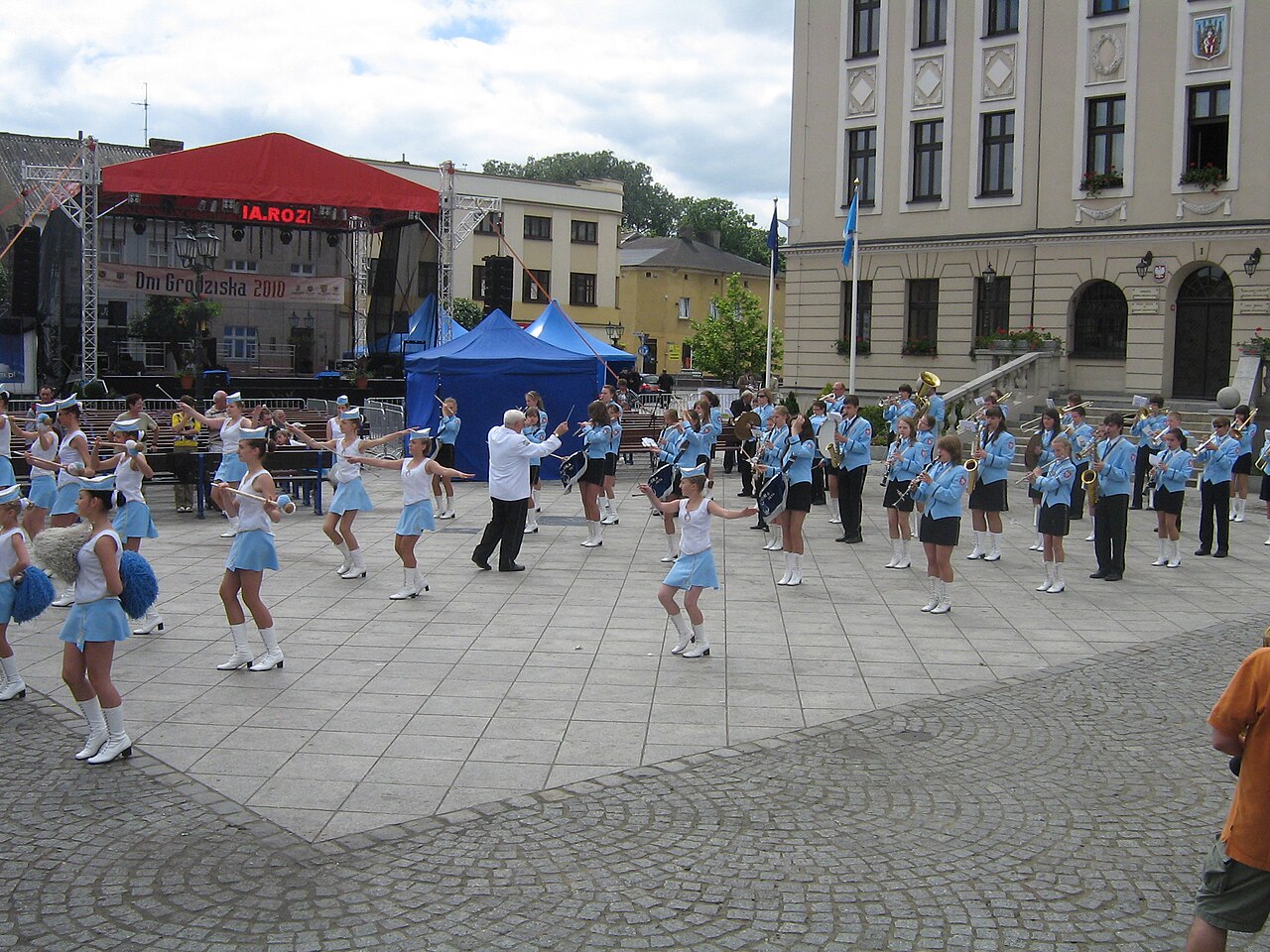 Orkiestra dęta. Zdjęcie ilustracyjne: Bialo-zielony, Wikimedia Commons, domena publiczna; fotografia nie przedstawia przeglądu w Załęczu Wielkim.