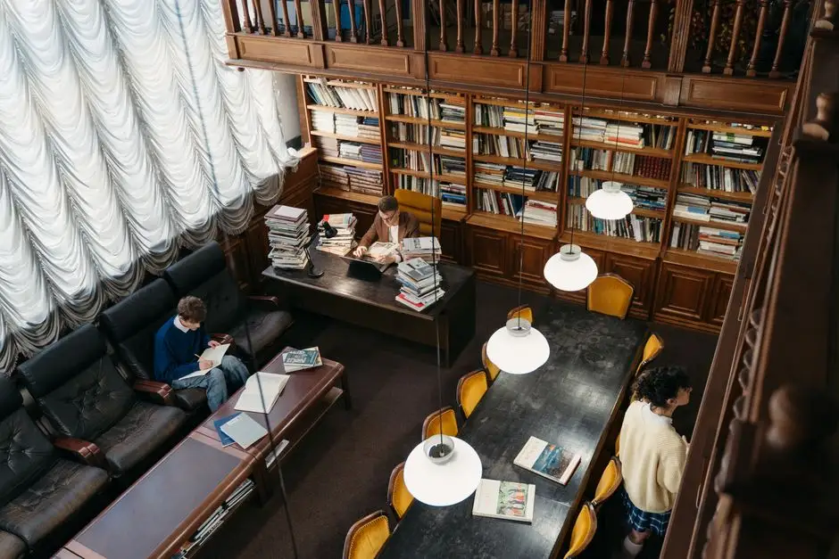 Uczniowie podczas praktyk wspomaganych w wieluńskiej bibliotece.