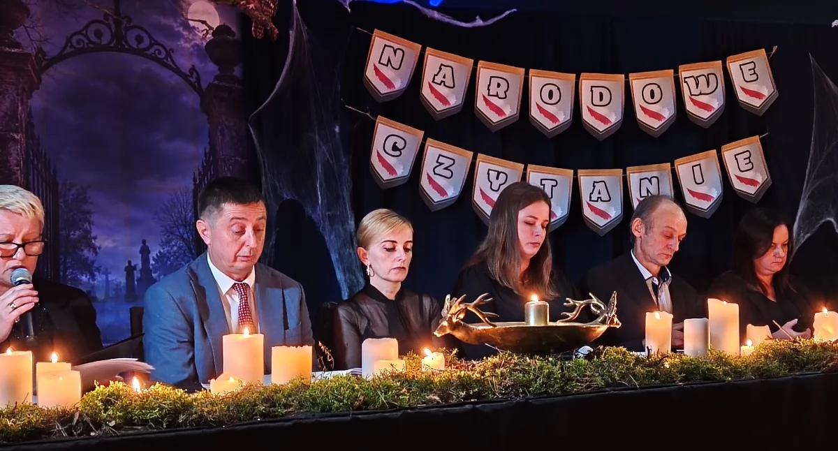 Uczestnicy Narodowego Czytania w Wierzchlesie; fot. Kulisy Powiatu