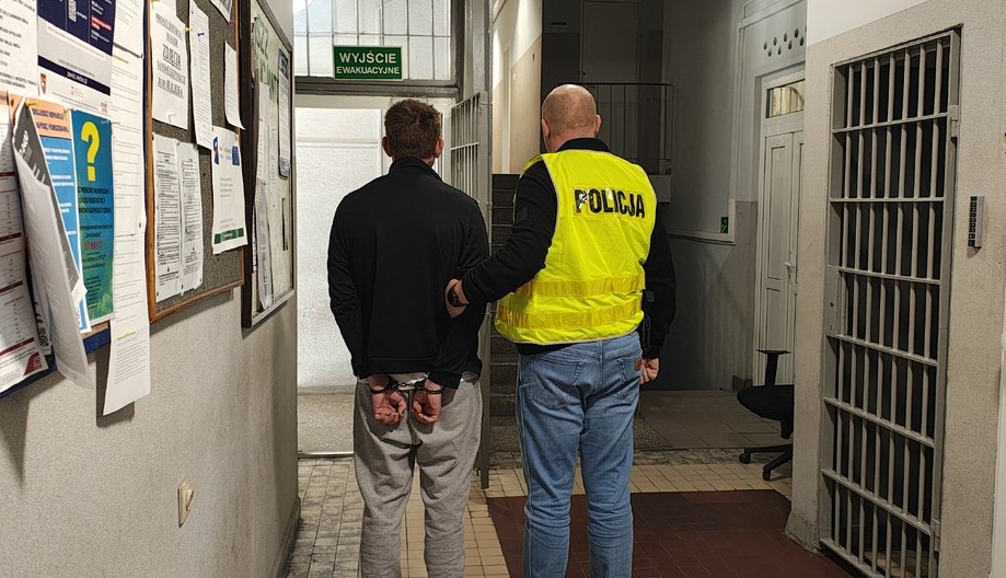 Grafika do informacji: Gmina Konopnica: policjant po służbie zatrzymał poszukiwanego przed salonem fryzjerskim