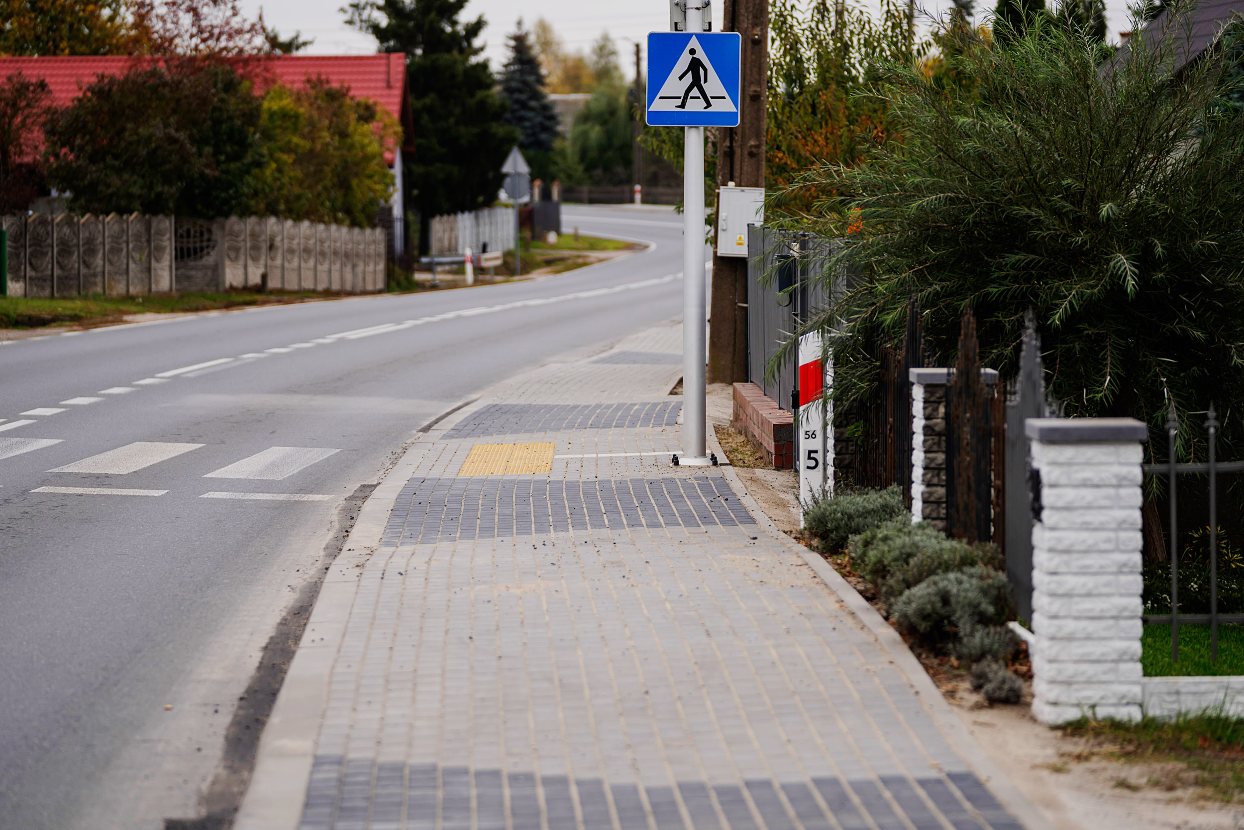 Nowy chodnik przy drodze wojewódzkiej nr 482 w Dębołęce.