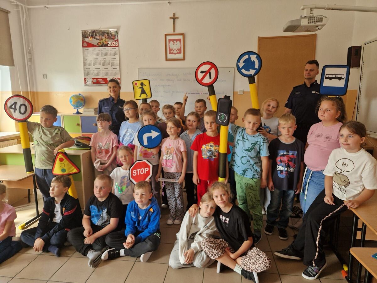 Policjanci podczas spotkania profilaktycznego z uczniami