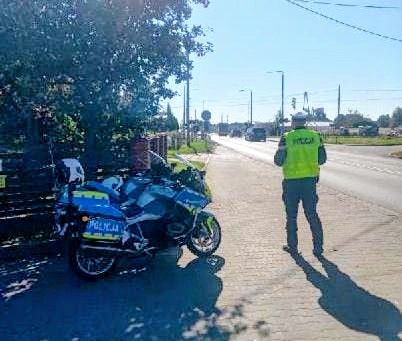 Działania Policji związane z bezpieczeństwem na przejazdach kolejowych. Fotografia KPP Wieluń.