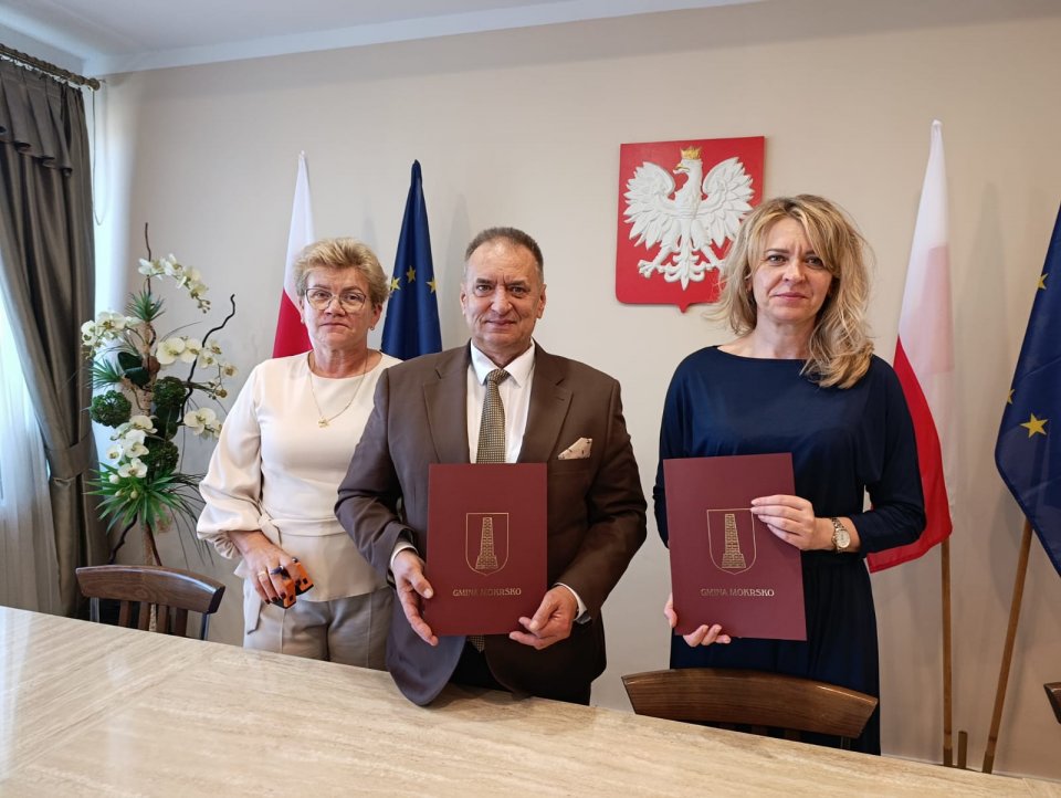 Podpisanie umowy na montaż instalacji OZE w gminie Mokrsko. Fotografia: Gmina Mokrsko.