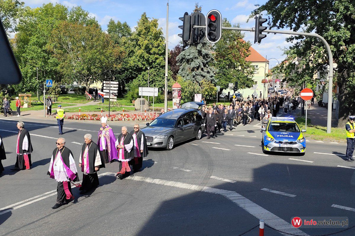 Fotografia związana z pożegnaniem ks. prałata Mariana Stochniałka; źródło: INFO Wieluń