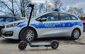 Policjanci podczas działań kontrolnych dotyczących obowiązku jazdy w kasku