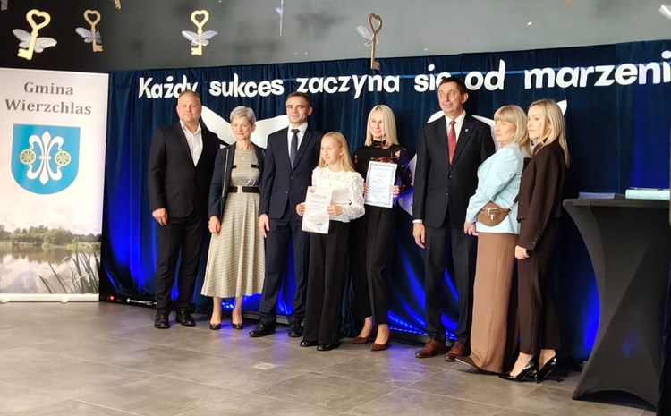 Grafika do informacji: Gmina Wierzchlas nagrodziła najlepszych uczniów i absolwentów stypendiami wójta