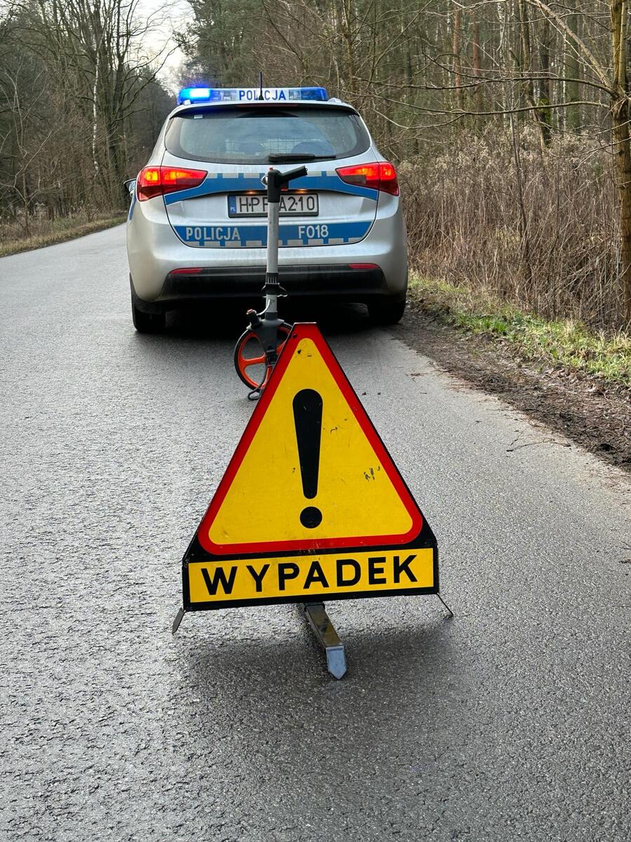 Grafika ilustrująca aktualność: Groźny wypadek w Mieleszynku. Mieszkaniec powiatu wieluńskiego za kierownicą Skody