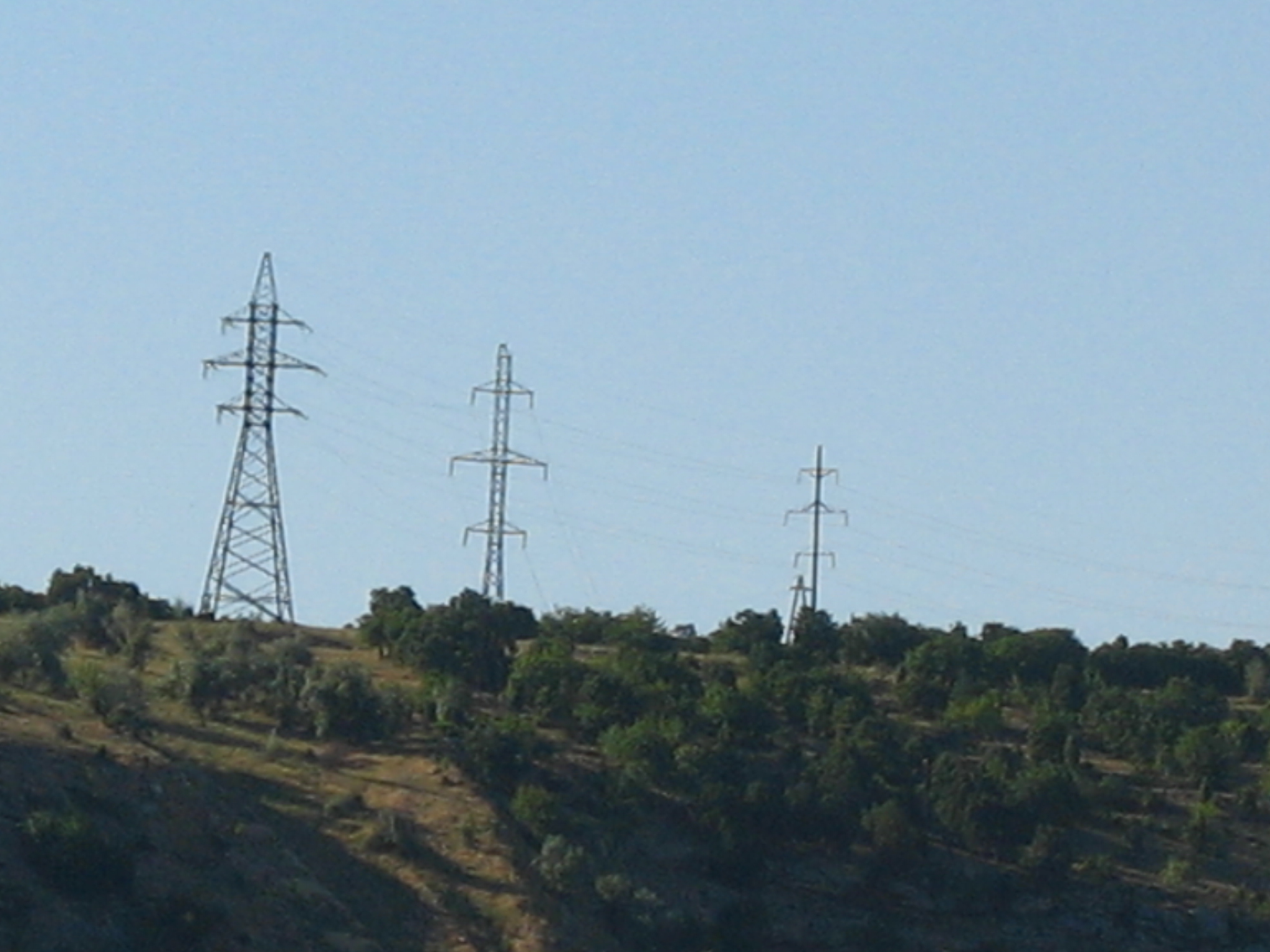 Linie elektroenergetyczne – zdjęcie ilustracyjne, nie przedstawia Wierzchlasa. Wikimedia Commons.
