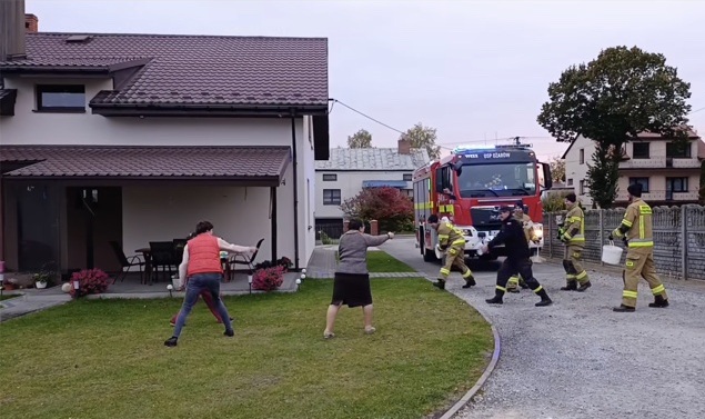 Uczestnicy projektu „Wokół obrzędów Ziemi Wieluńskiej” podczas odtwarzania zwyczaju śmigusa-dyngusa w Ożarowie.