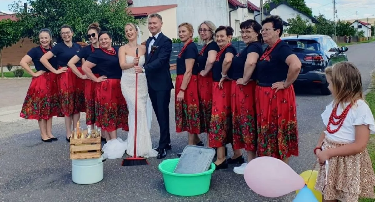 Młoda para z członkiniami KGW Obrów. Fotografia: Koło Gospodyń Wiejskich w Obrowie.