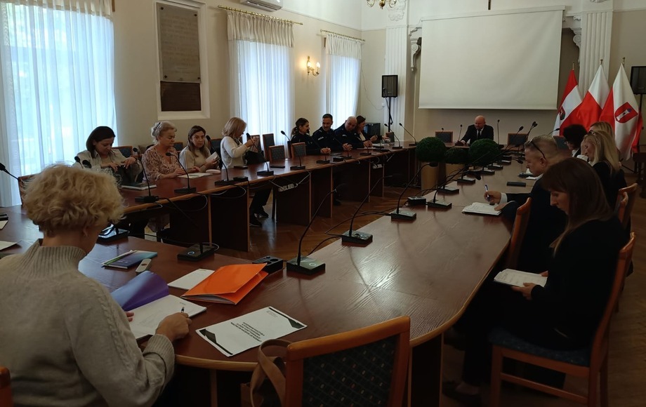 Grafika do informacji: Wieluń: szkoły i policja wzmacniają procedury bezpieczeństwa uczniów