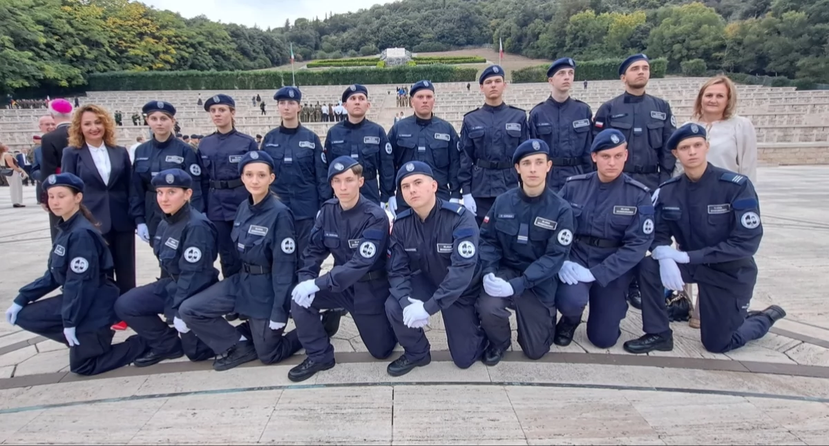Grafika do informacji: Uczniowie z Działoszyna uczestniczyli w wyjeździe edukacyjnym na Monte Cassino