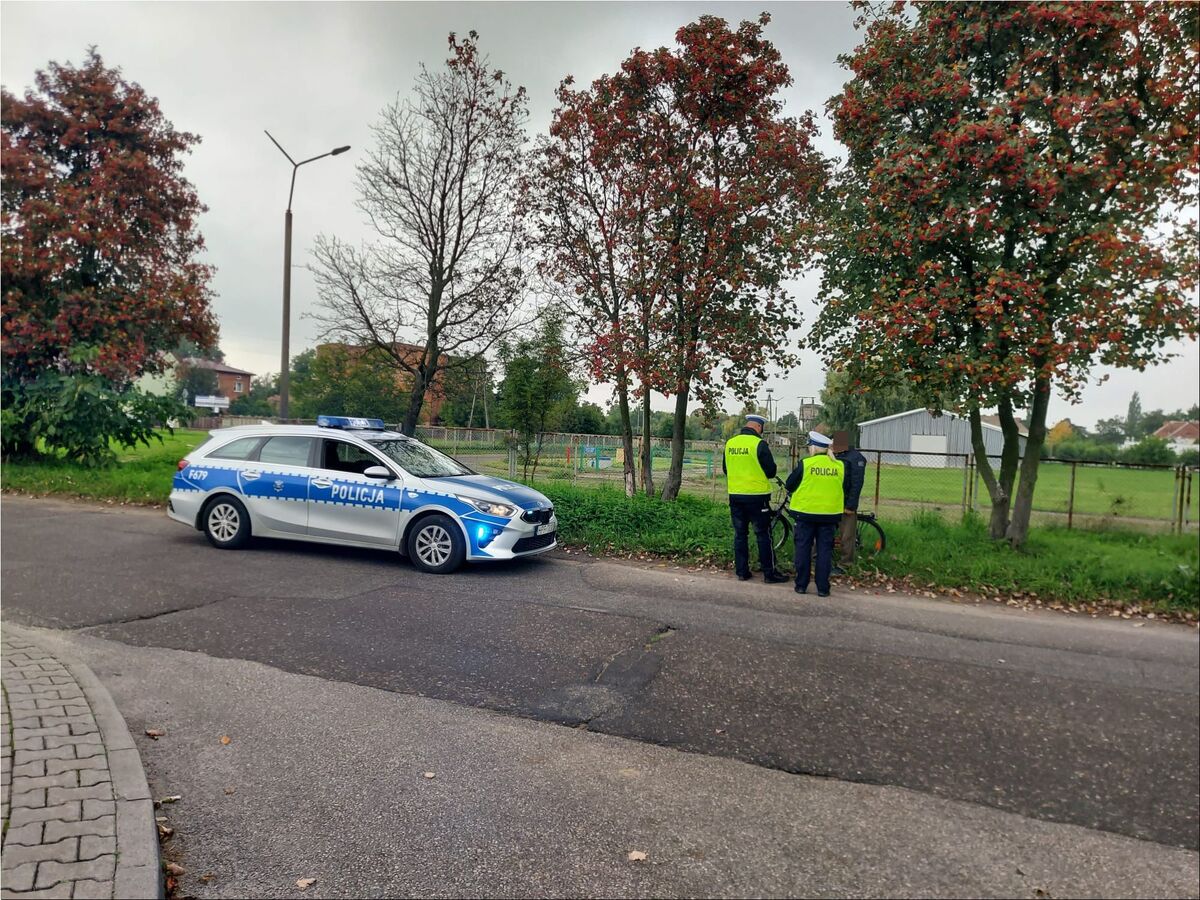 Grafika do informacji: Jesienią szczególnie uważajmy na drodze. Wieluńska policja przypomina zasady bezpieczeństwa