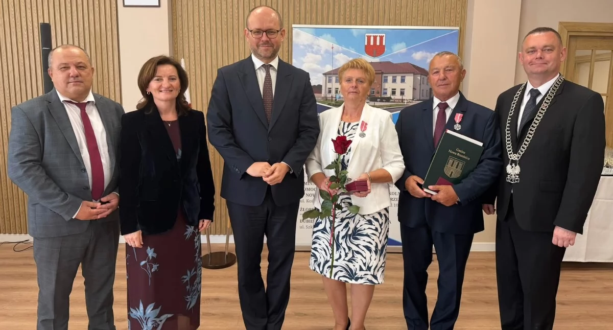Grafika do informacji: Nowa Brzeźnica: 24 pary świętowały Złote Gody