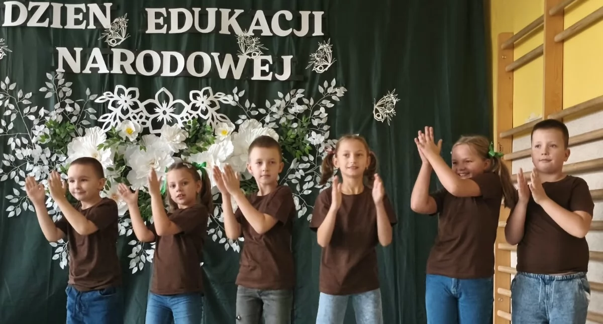 Grafika do informacji: Skrzynno: szkoła po modernizacji ponownie służy uczniom