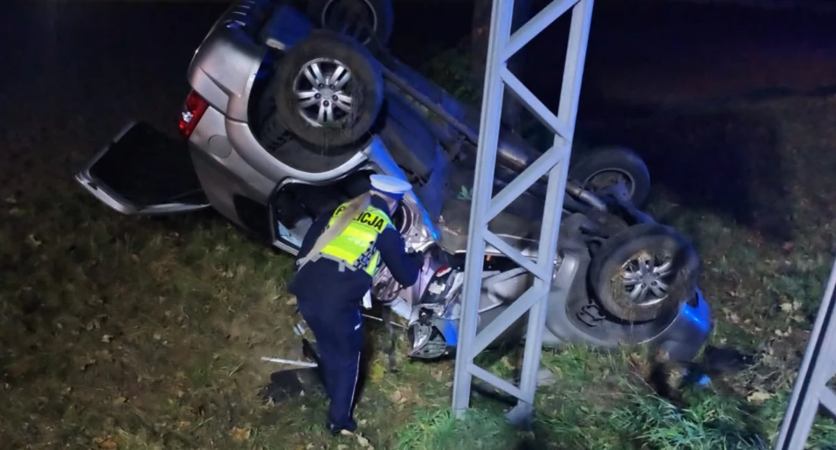 Grafika do informacji: Słomków Suchy: po zderzeniu na DK12 samochód wypadł z drogi i uderzył w drzewo