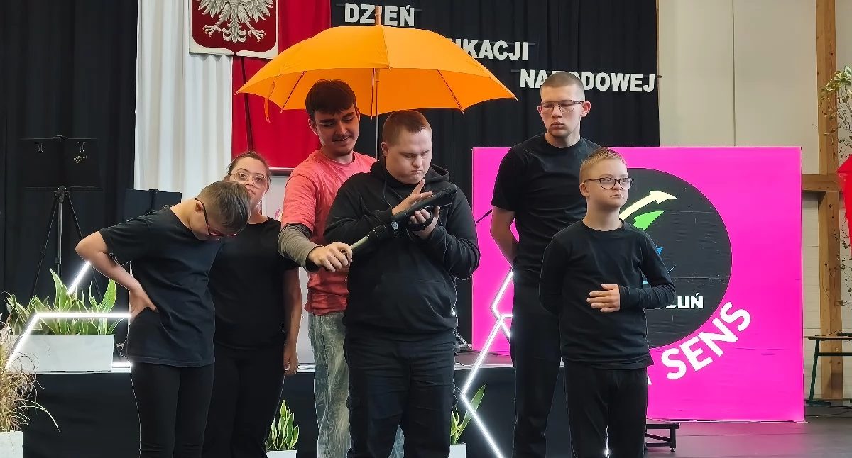 Grafika do informacji: Dwie wieluńskie szkoły wspólnie świętowały Dzień Edukacji Narodowej