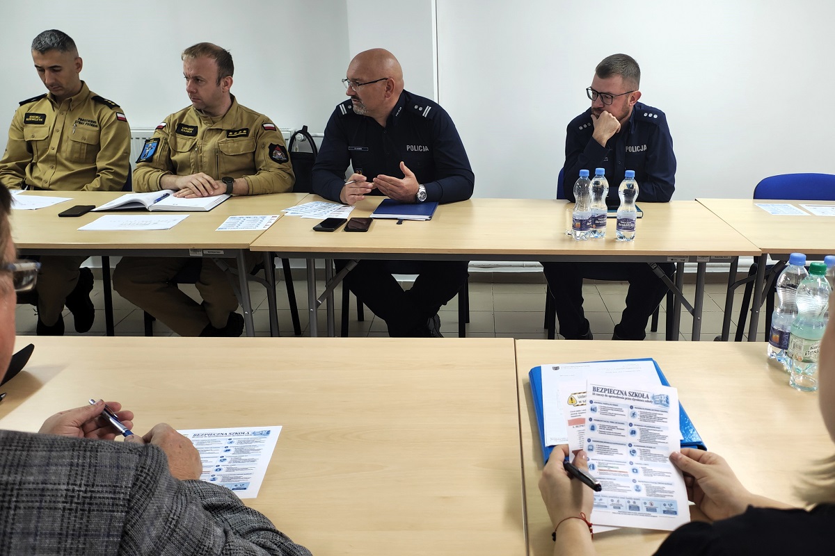Grafika do informacji: Zduńska Wola: policja wzmacnia działania na rzecz bezpieczeństwa szkół