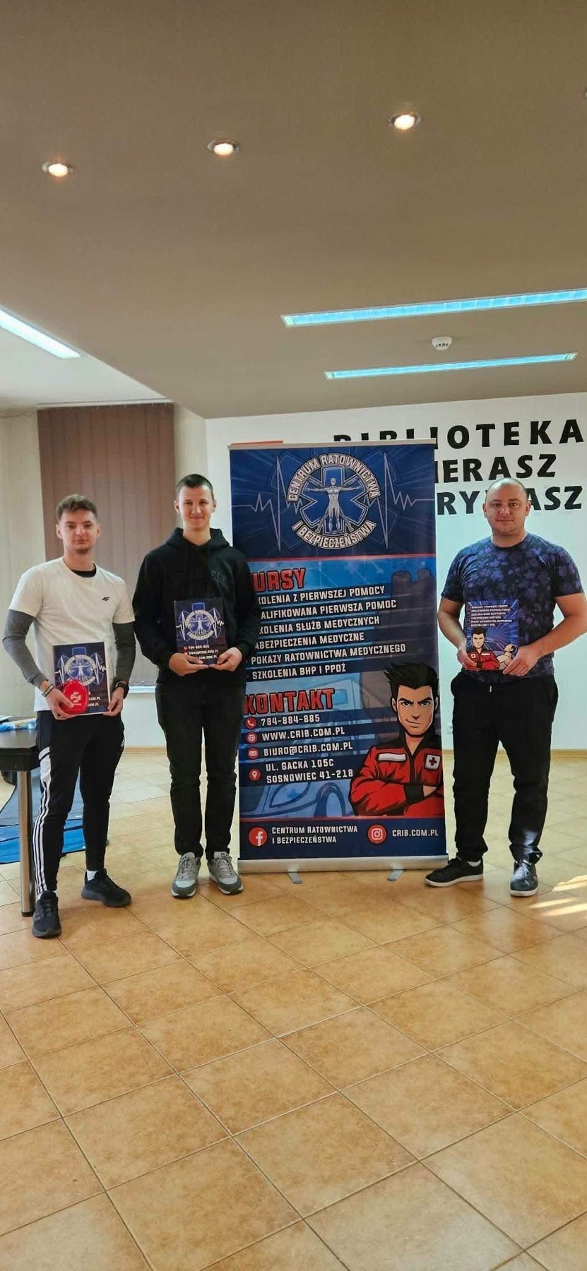 Trzech druhów OSP Chorzyna po ukończeniu kursu kwalifikowanej pierwszej pomocy