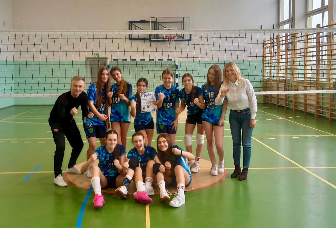 Mistrzostwa Gminy Wieluń w piłce siatkowej dziewcząt IMS 2026/2027, reprezentacja Szkoły Podstawowej w Rudzie. Fotografia 1. Źródło: SP w Rudzie.