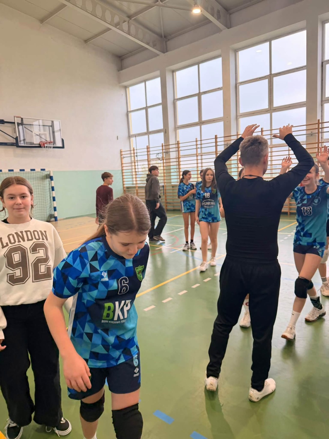 Mistrzostwa Gminy Wieluń w piłce siatkowej dziewcząt IMS 2026/2027, reprezentacja Szkoły Podstawowej w Rudzie. Fotografia 6. Źródło: SP w Rudzie.