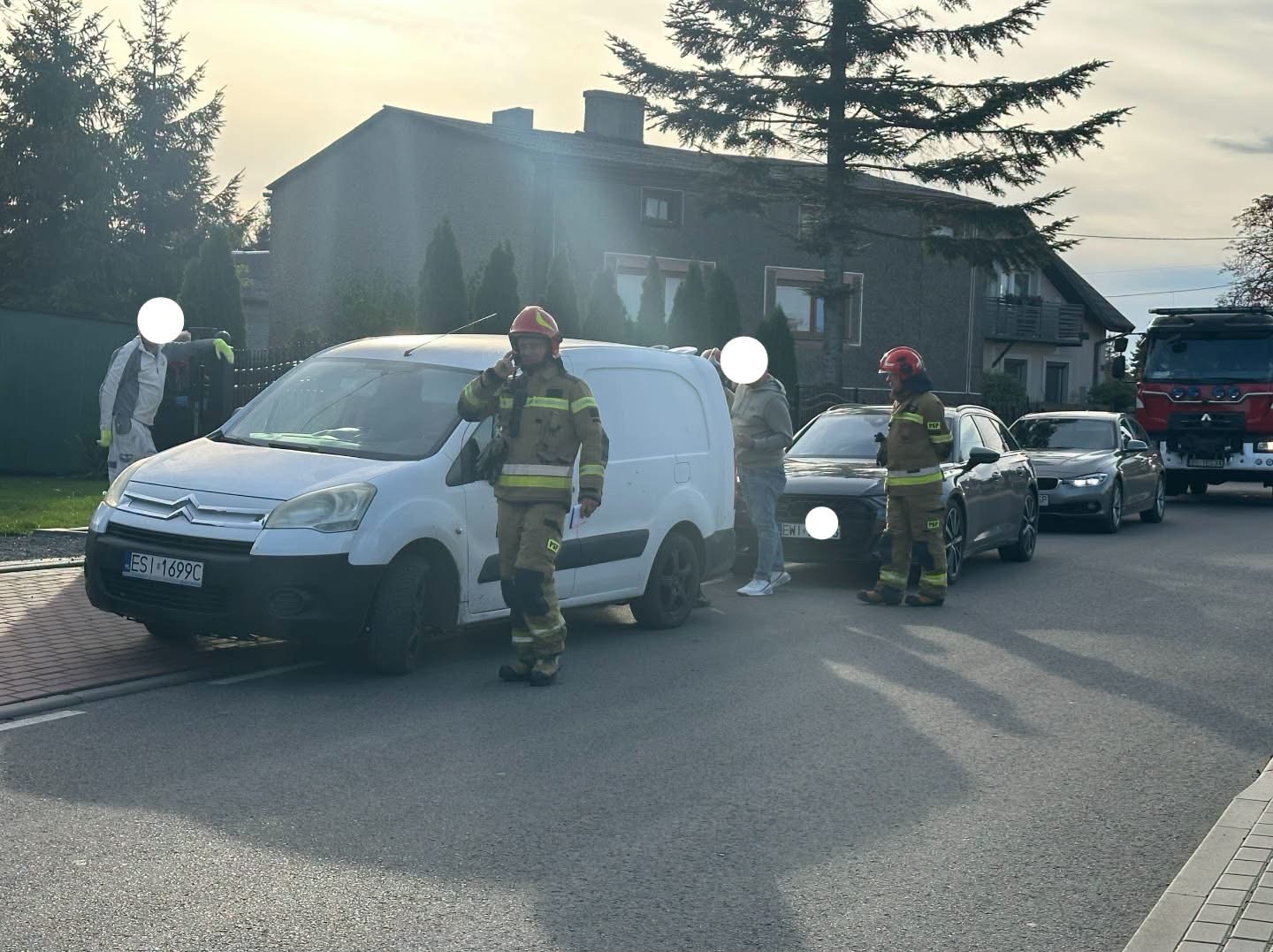 Samochód dostawczy i strażacy na miejscu kolizji w Widoradzu.