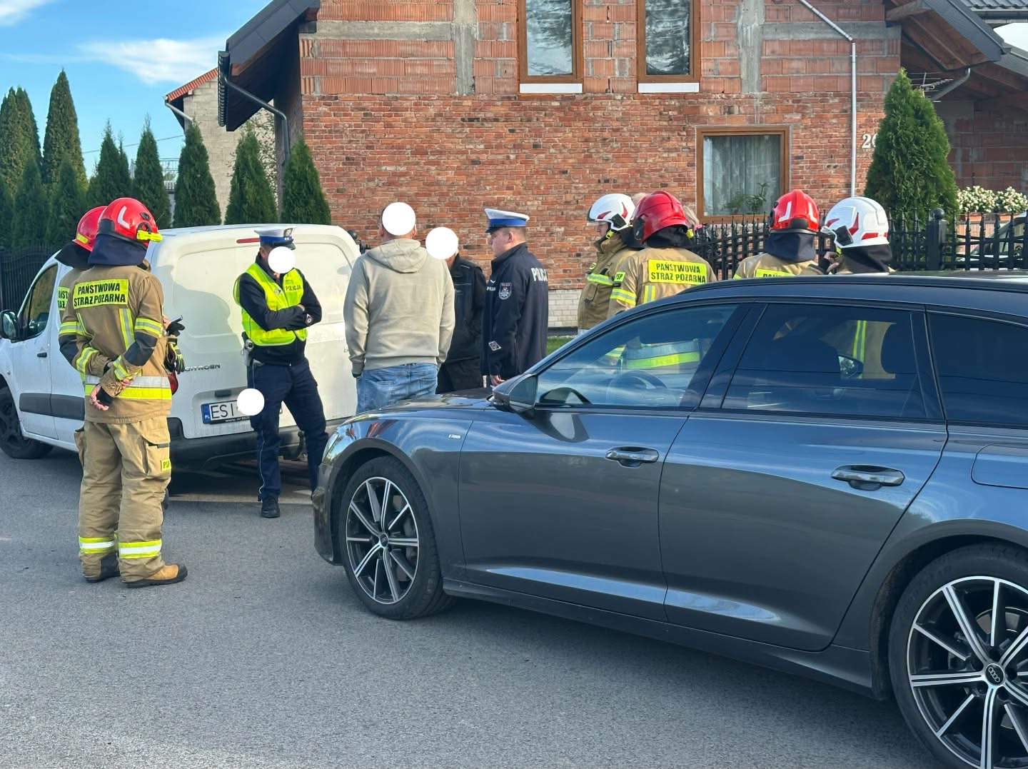 Policjanci i strażacy przy pojazdach w Widoradzu.
