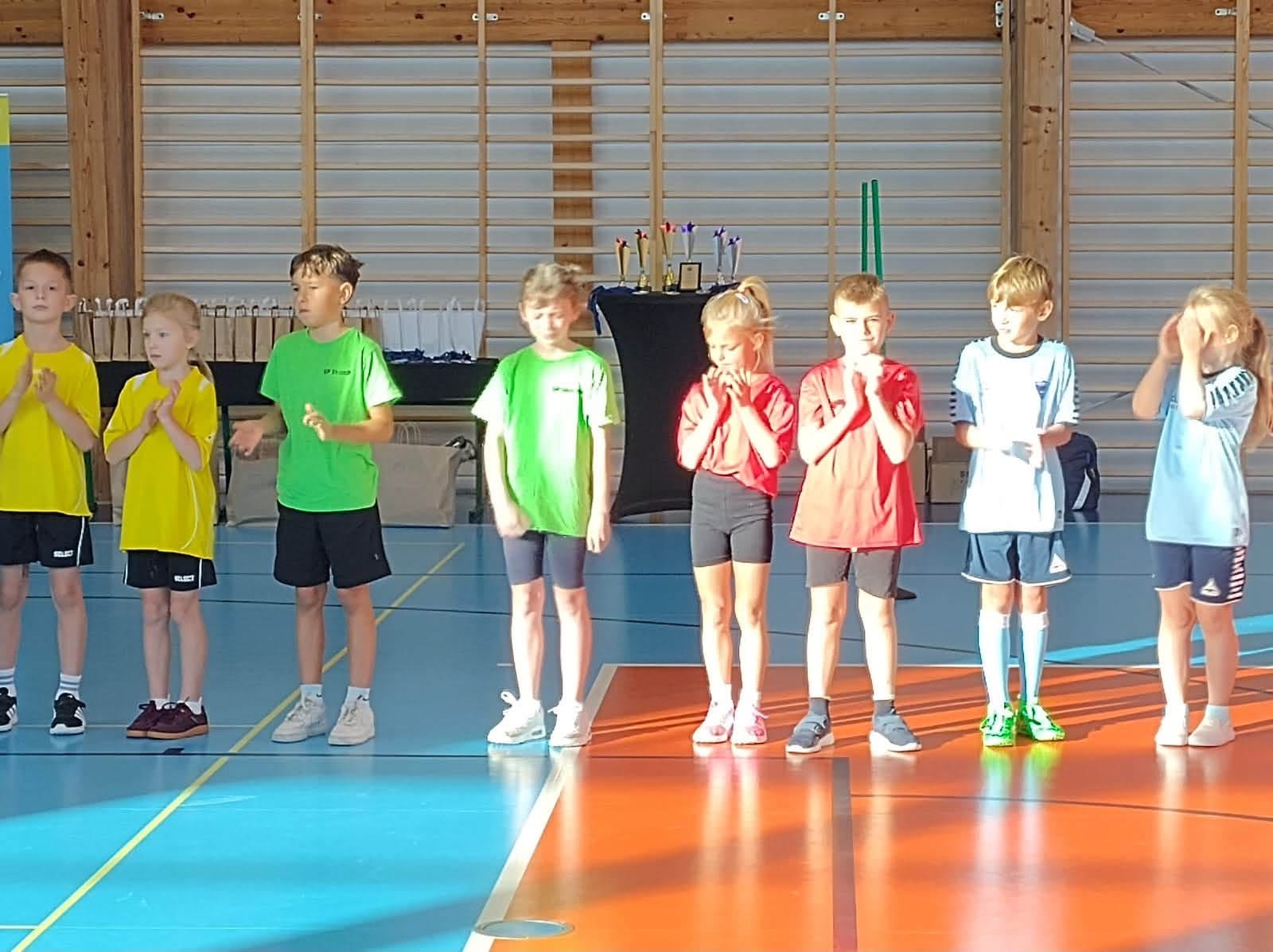 Uczestnicy konkursu na hali sportowej podczas części podsumowującej.