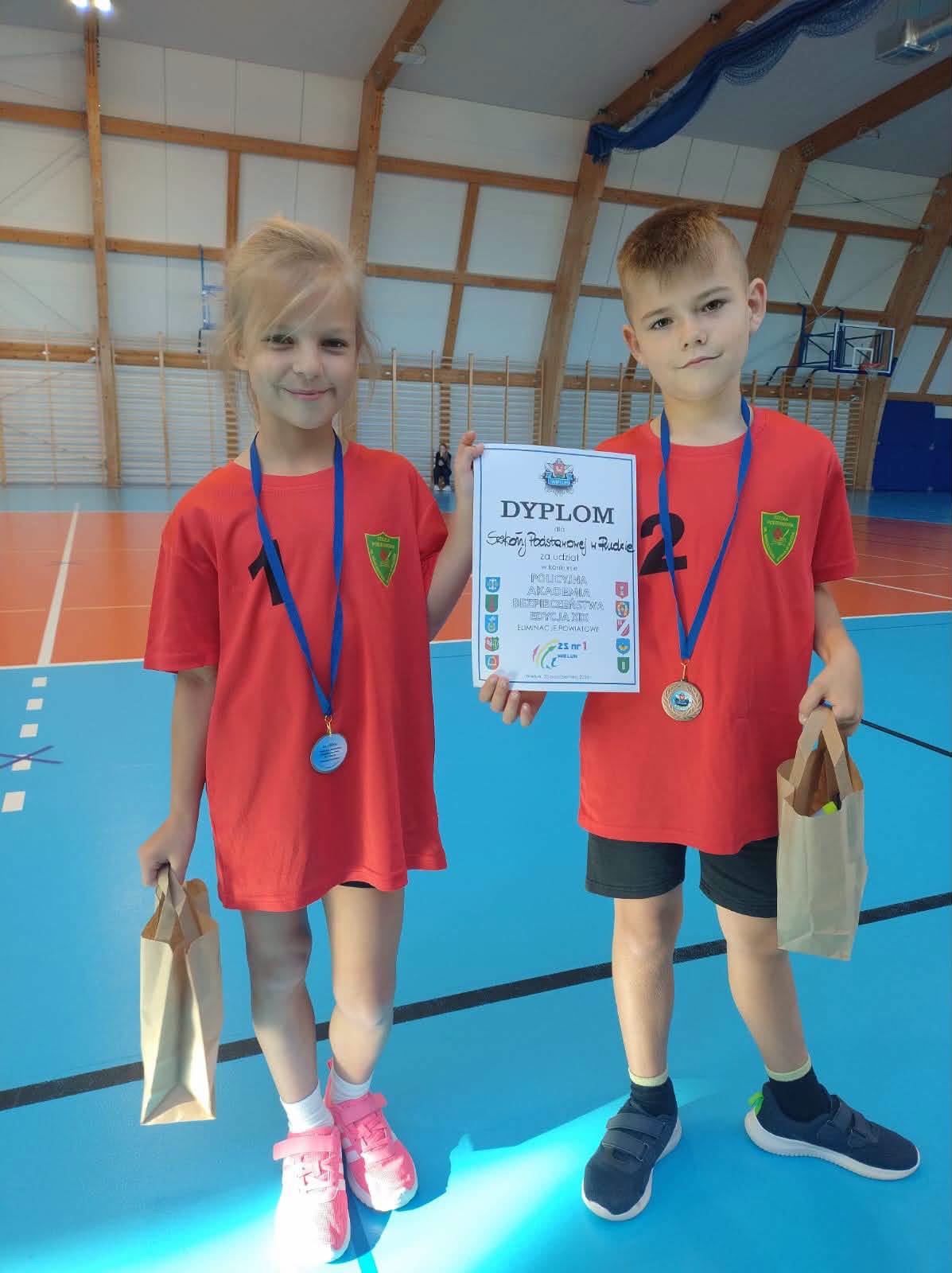 Reprezentanci szkoły w Rudzie z medalami i dyplomem.