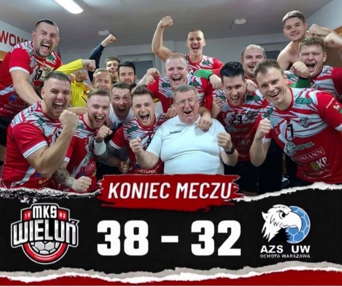 Zawodnicy MKS Wieluń świętują zwycięstwo; na grafice końcowy wynik meczu z AZS UW Ochota Warszawa 38:32.