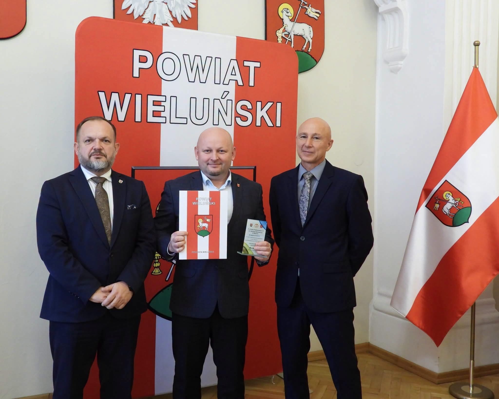 Uczestnicy uroczystości podsumowania współzawodnictwa sportowego szkół w powiecie wieluńskim – zdjęcie 1.