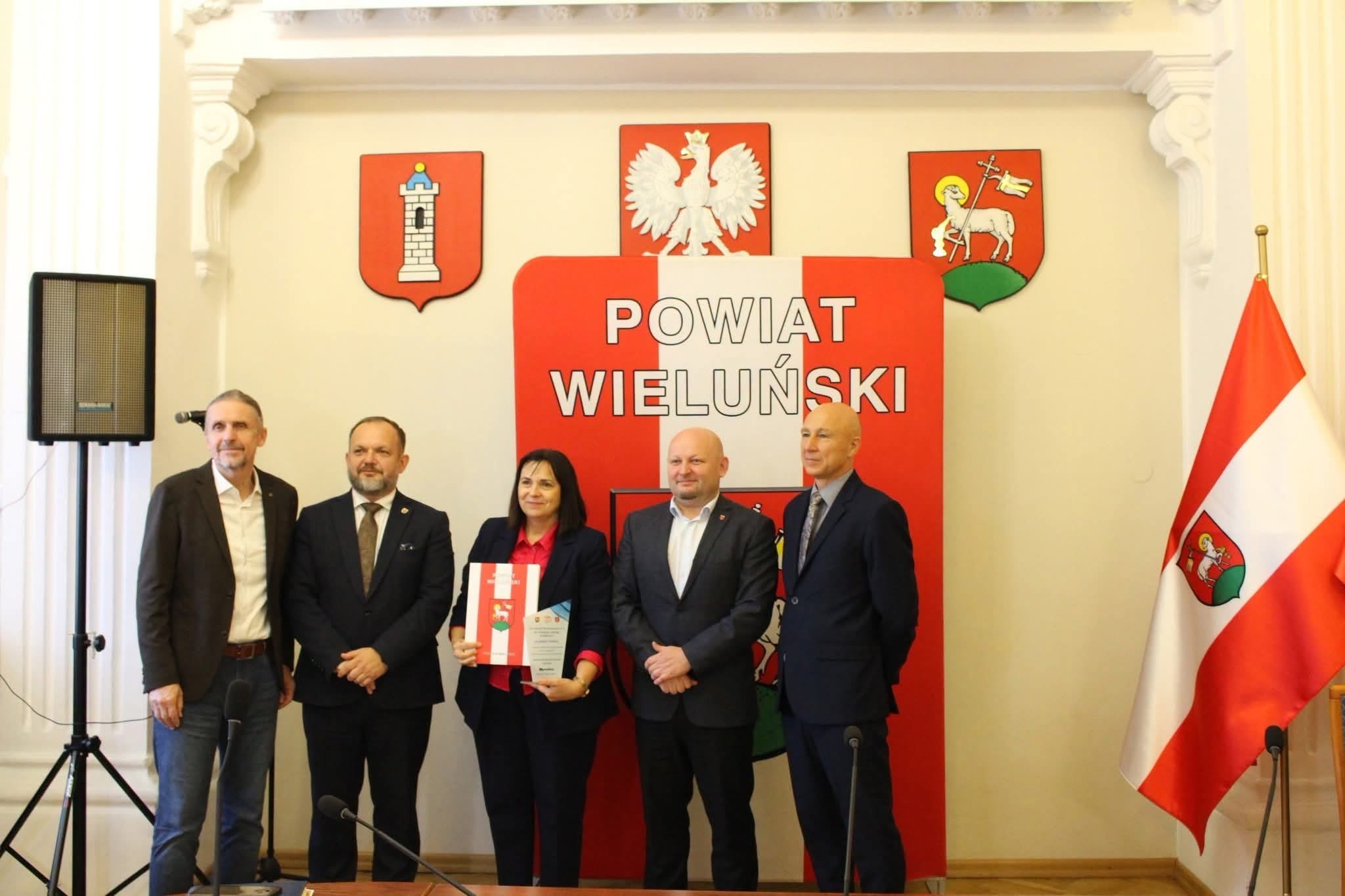 Uczestnicy uroczystości podsumowania współzawodnictwa sportowego szkół w powiecie wieluńskim – zdjęcie 2.