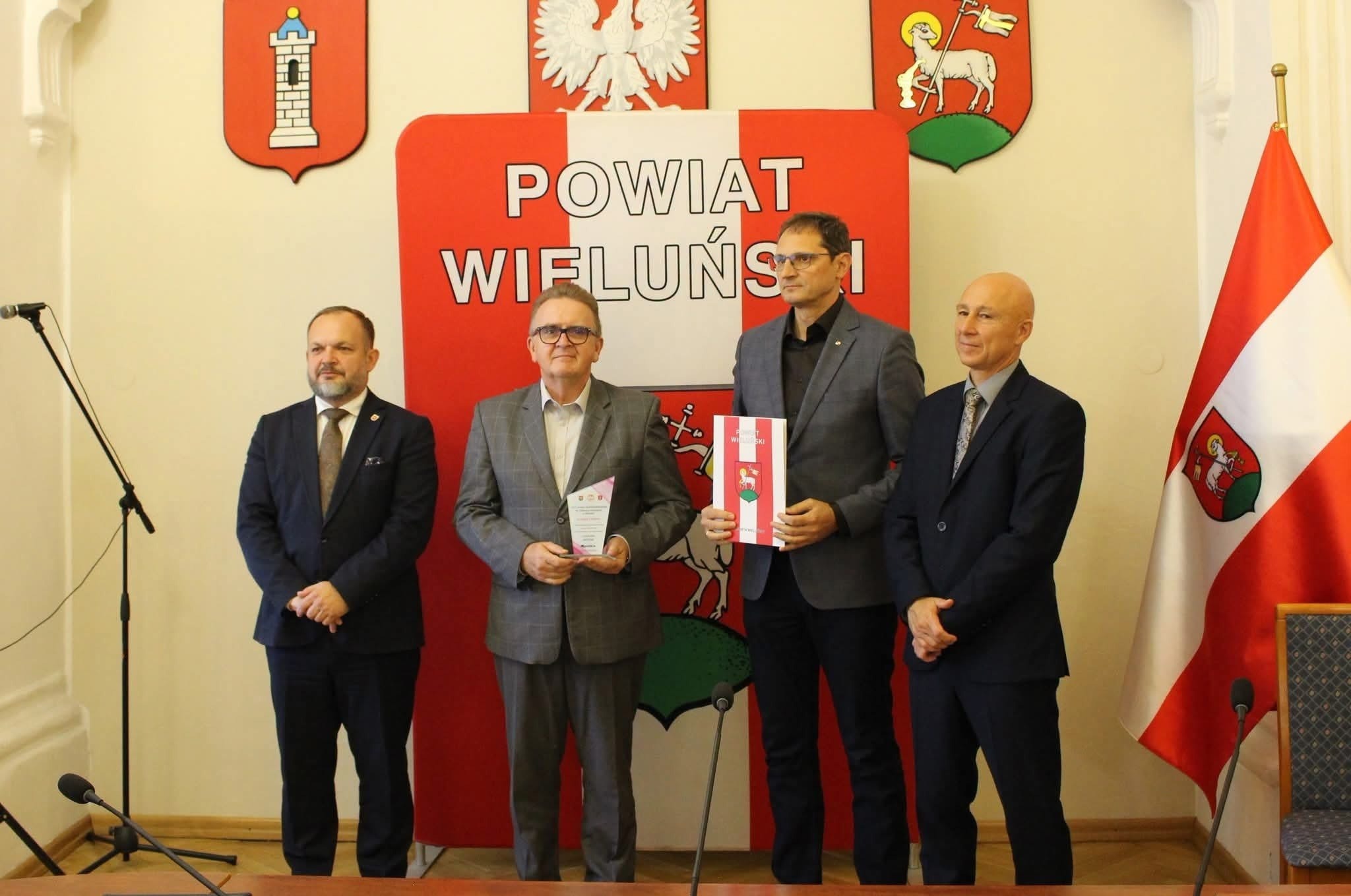 Uczestnicy uroczystości podsumowania współzawodnictwa sportowego szkół w powiecie wieluńskim – zdjęcie 3.