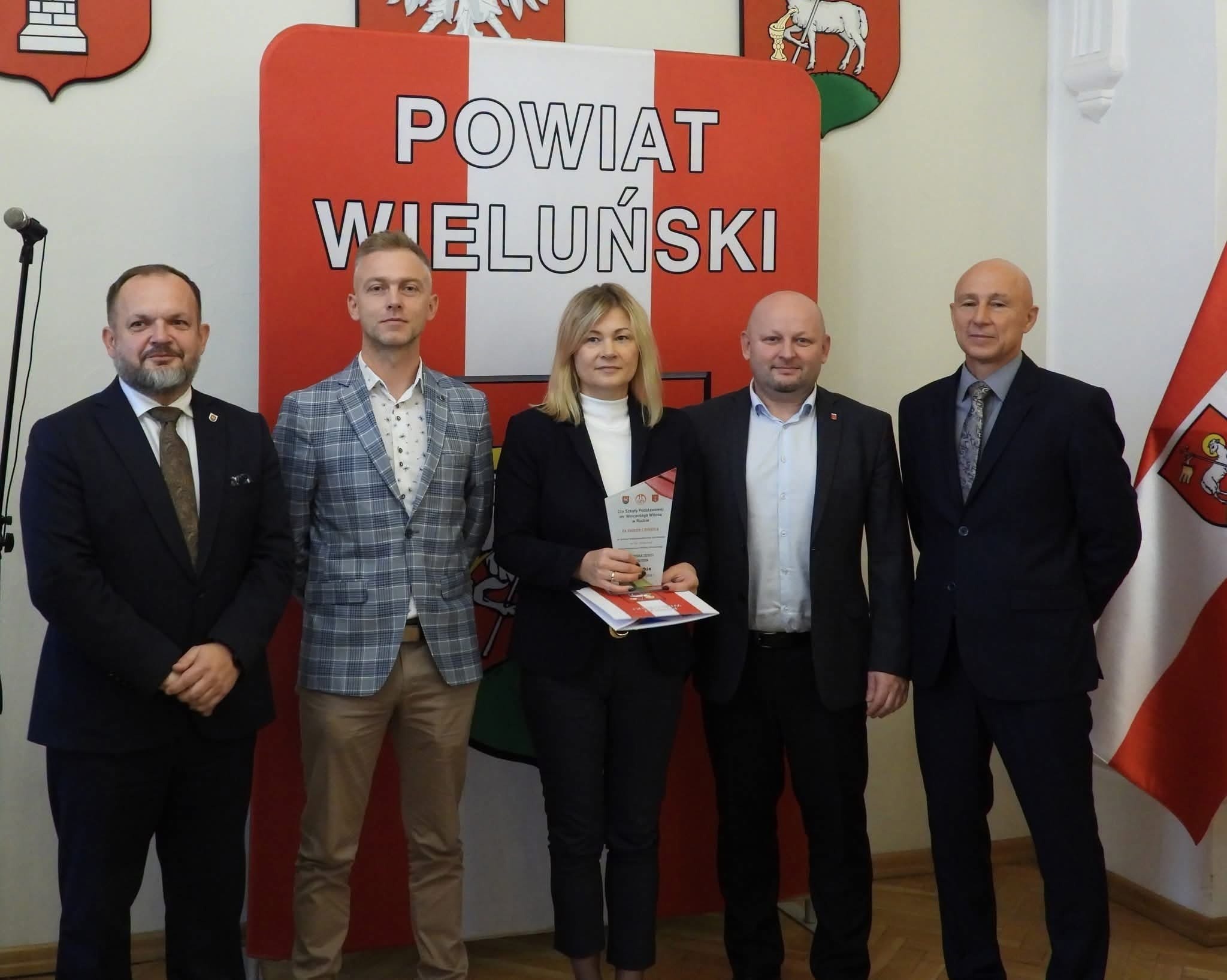 Uczestnicy uroczystości podsumowania współzawodnictwa sportowego szkół w powiecie wieluńskim – zdjęcie 4.