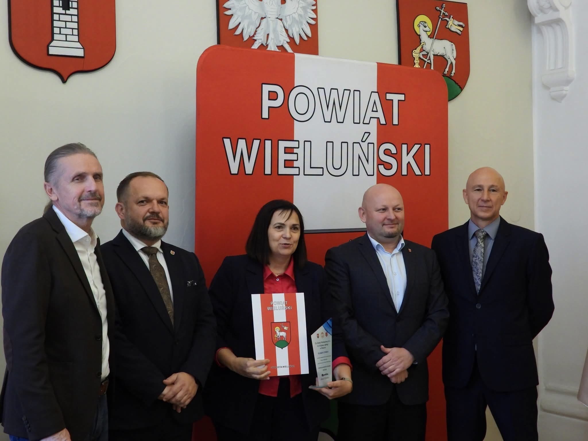Uczestnicy uroczystości podsumowania współzawodnictwa sportowego szkół w powiecie wieluńskim – zdjęcie 5.