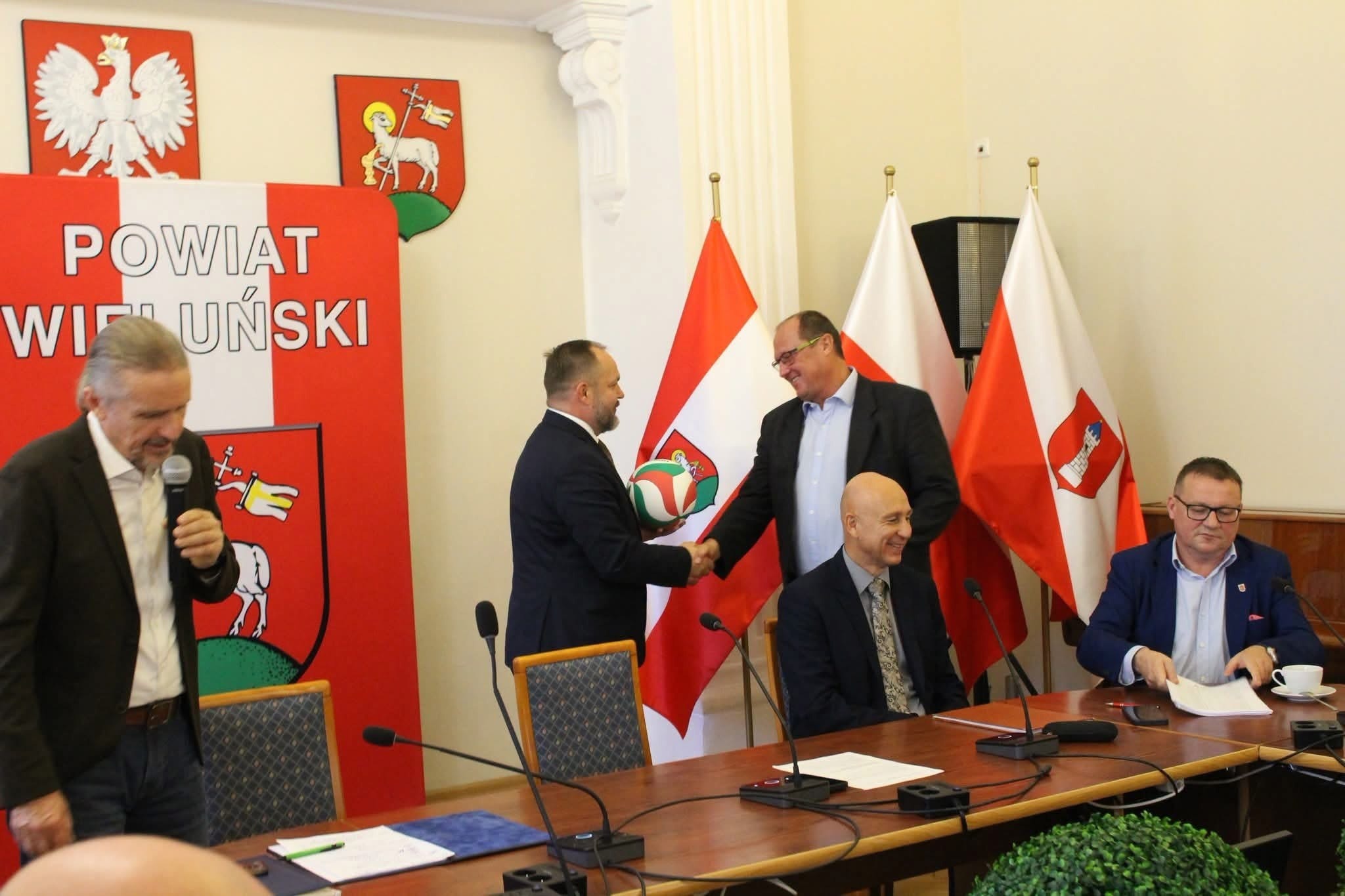Uczestnicy uroczystości podsumowania współzawodnictwa sportowego szkół w powiecie wieluńskim – zdjęcie 6.