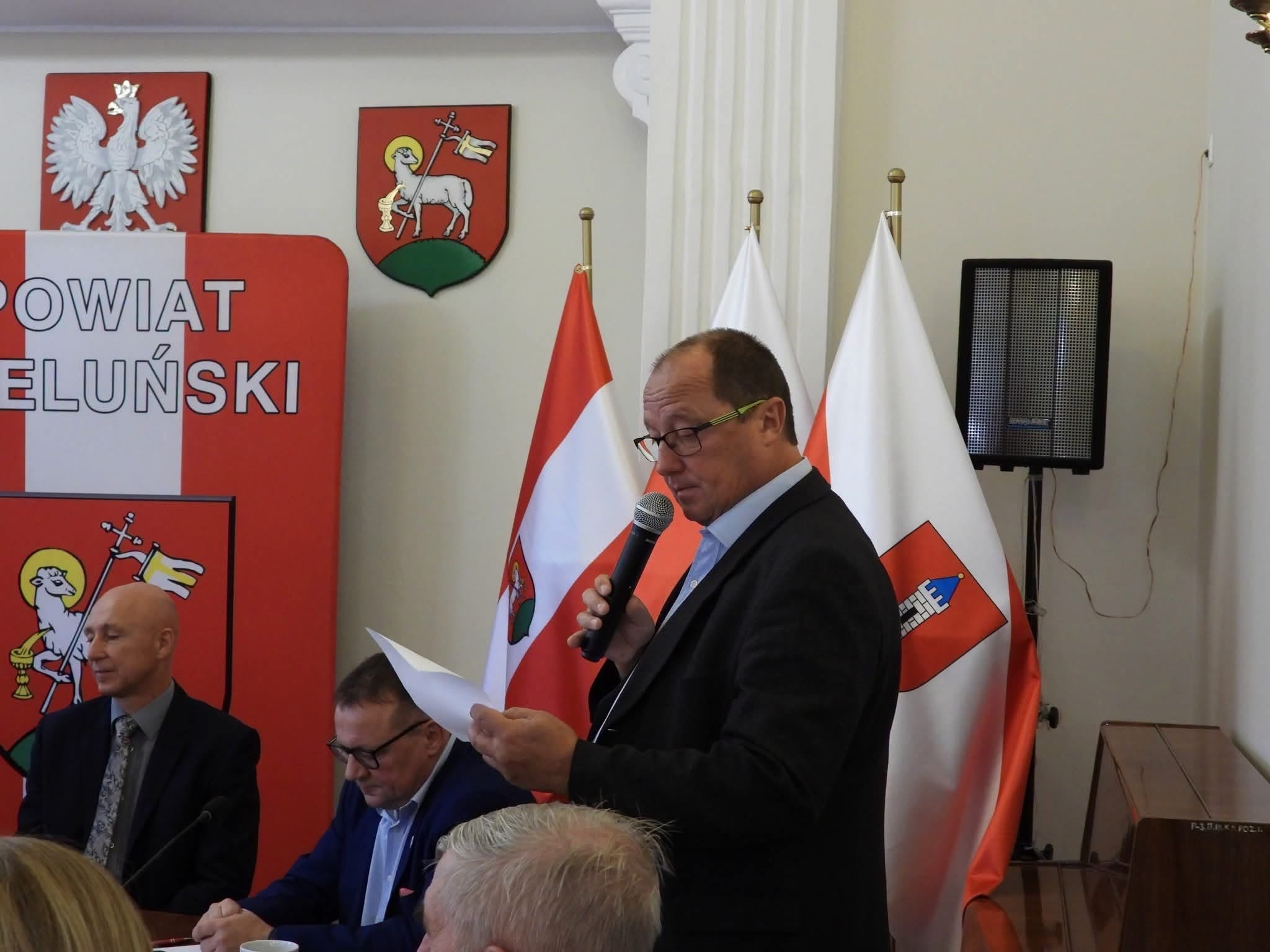 Uczestnicy uroczystości podsumowania współzawodnictwa sportowego szkół w powiecie wieluńskim – zdjęcie 8.