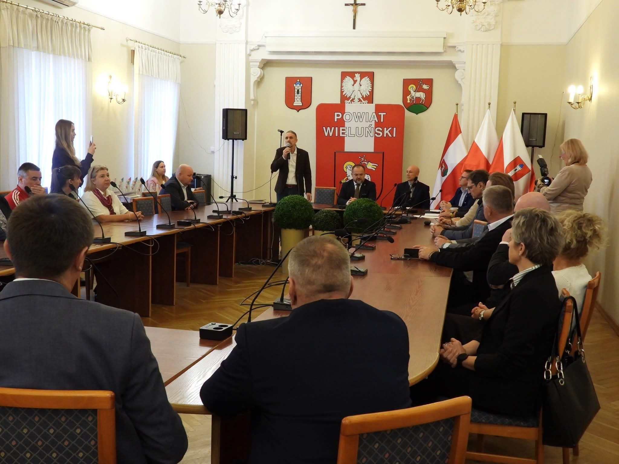 Uczestnicy uroczystości podsumowania współzawodnictwa sportowego szkół w powiecie wieluńskim – zdjęcie 9.