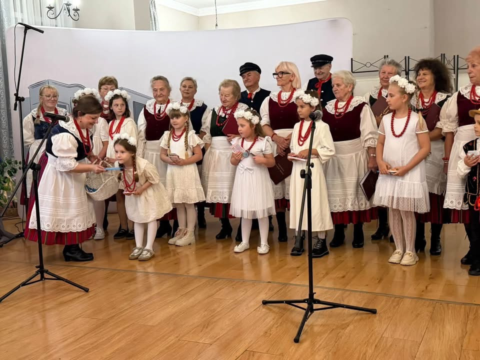 Zespół Czeremcha i uczniowie w strojach ludowych podczas jubileuszowej uroczystości w Rudzie.