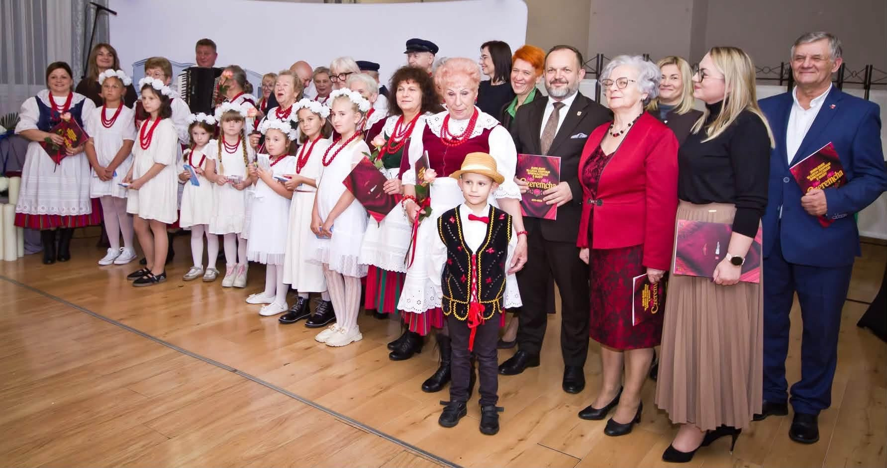 Pamiątkowe zdjęcie uczestników obchodów 15-lecia zespołu Czeremcha.