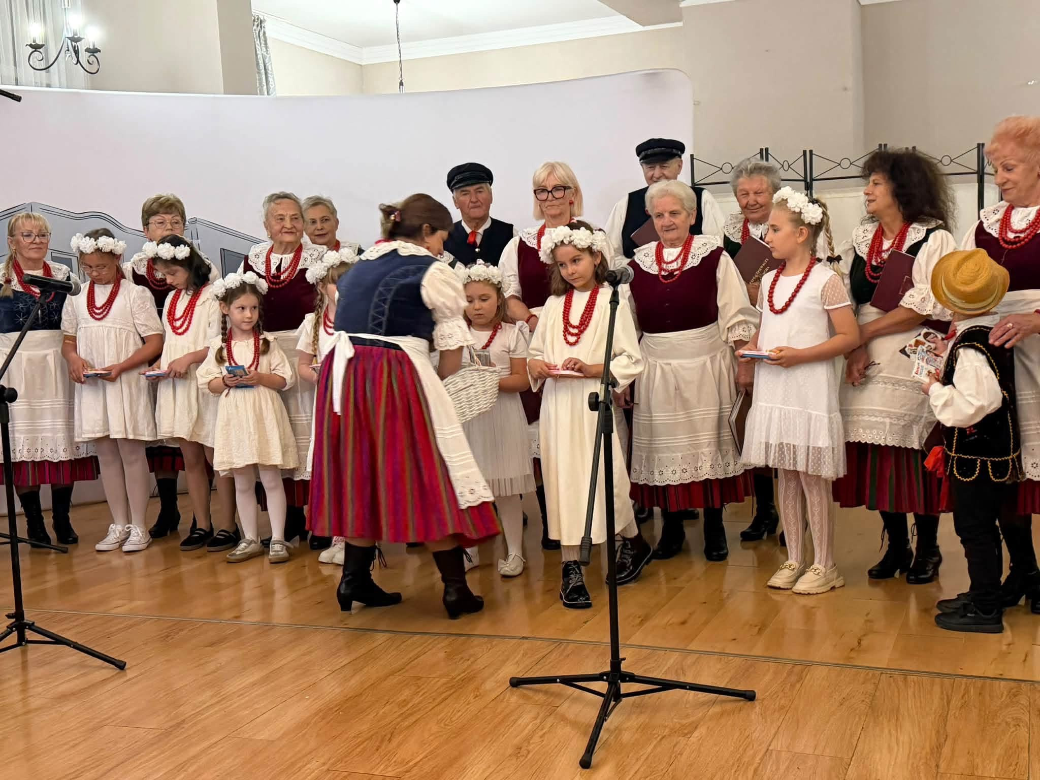 Dzieci i dorośli w strojach ludowych podczas wspólnej części jubileuszu.
