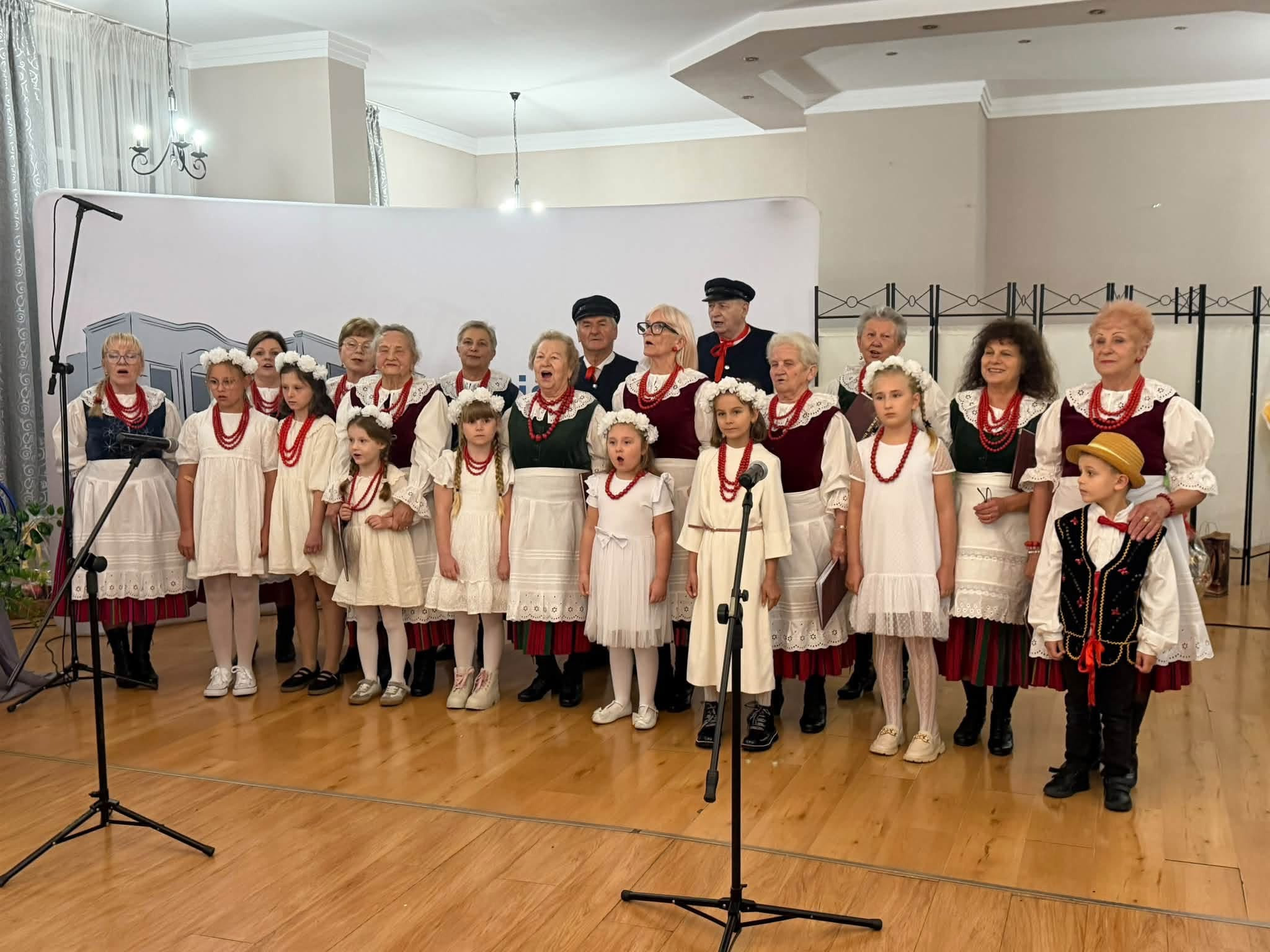 Zespół Czeremcha i uczniowie podczas wspólnego występu na scenie.