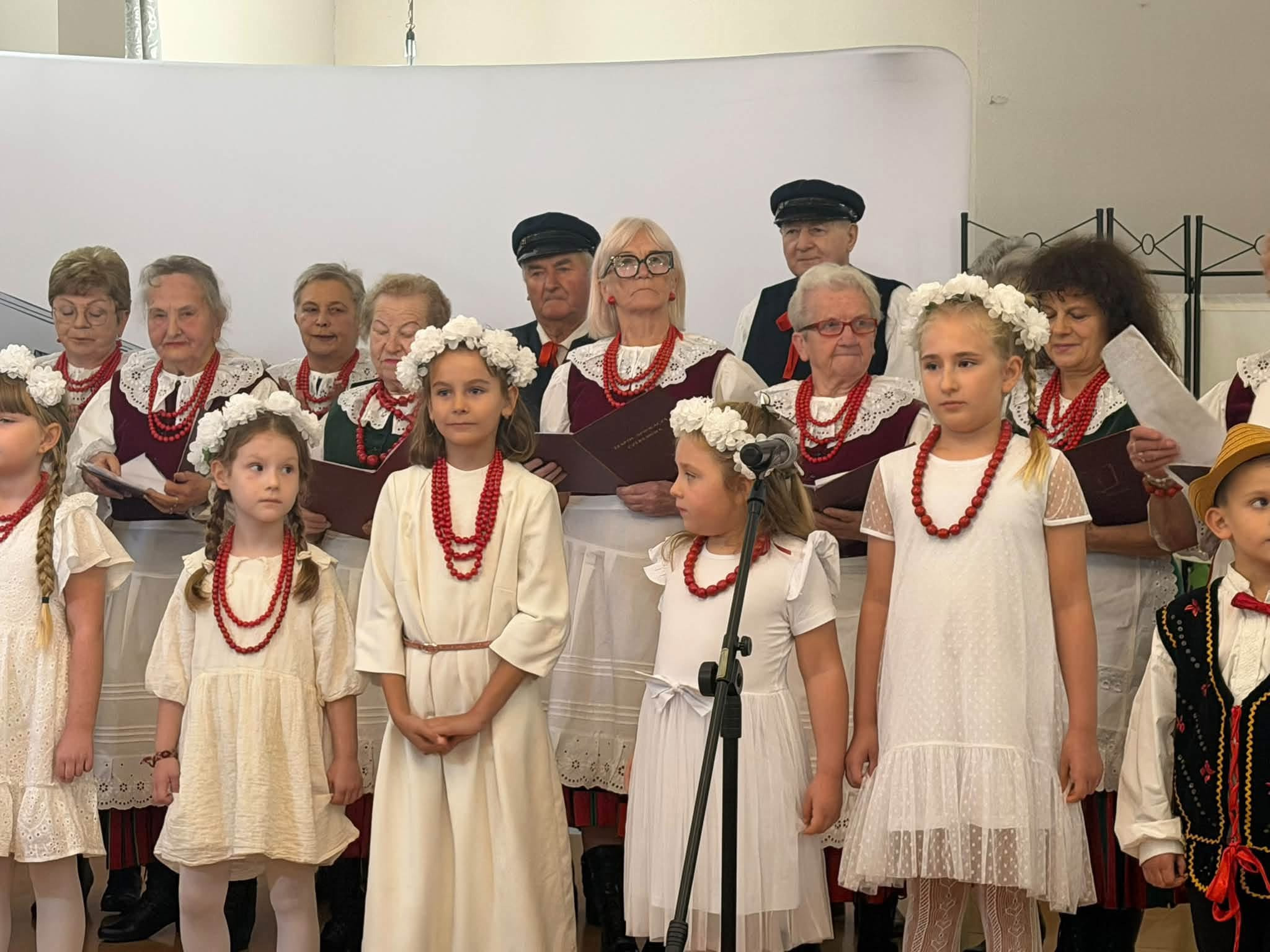 Uczniowie i członkowie zespołu Czeremcha podczas występu ludowego.