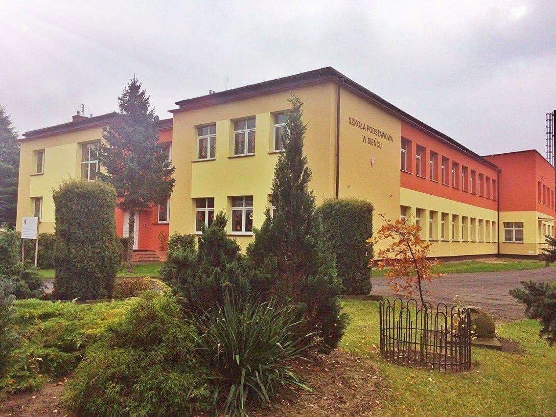 Budynek Szkoły Podstawowej w Sieńcu. Fot. archiwum szkoły.