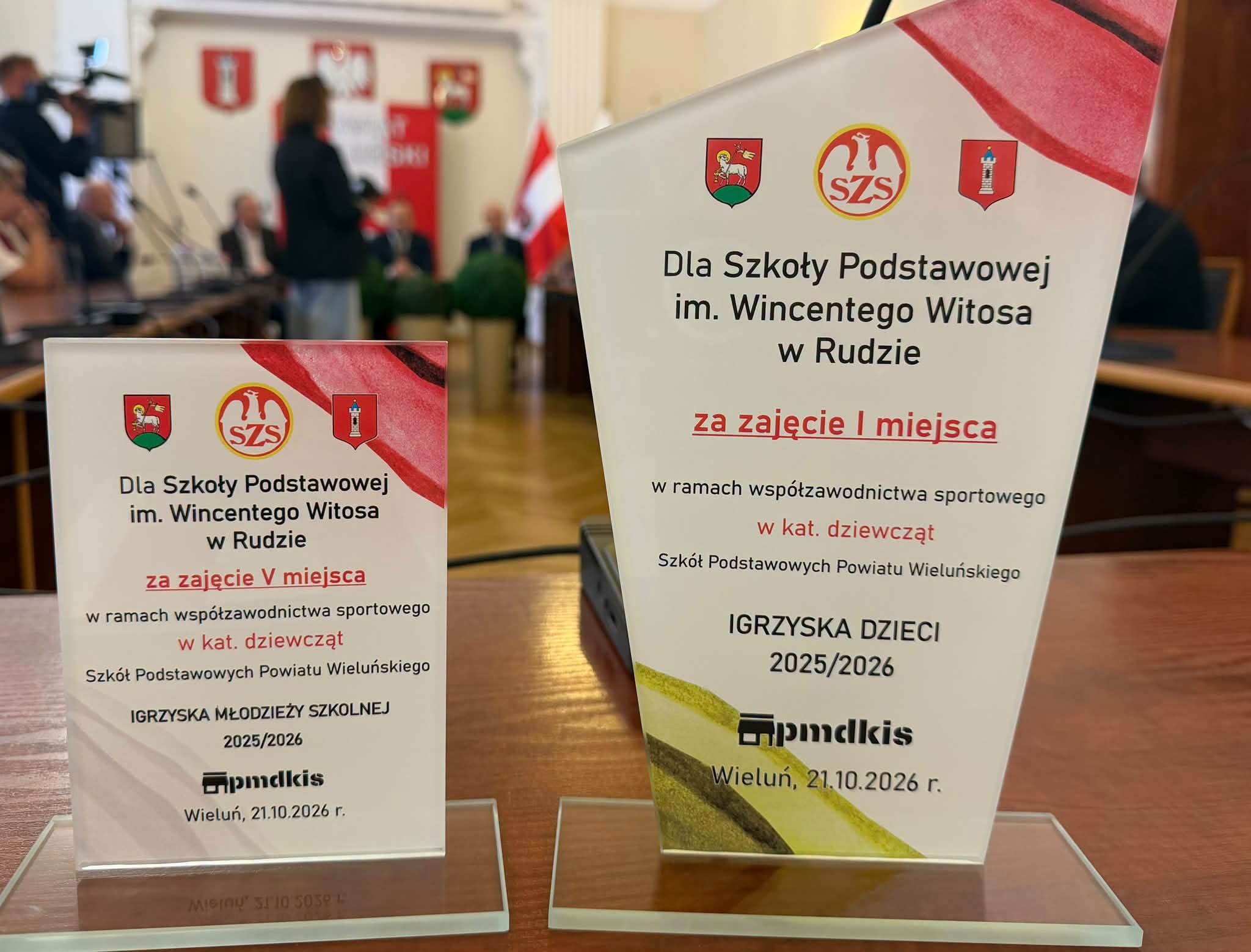 Dwie statuetki dla SP Ruda: pierwsze miejsce dziewcząt w Igrzyskach Dzieci i piąte miejsce w Igrzyskach Młodzieży Szkolnej za rok 2025/2026; fot. materiały SP Ruda