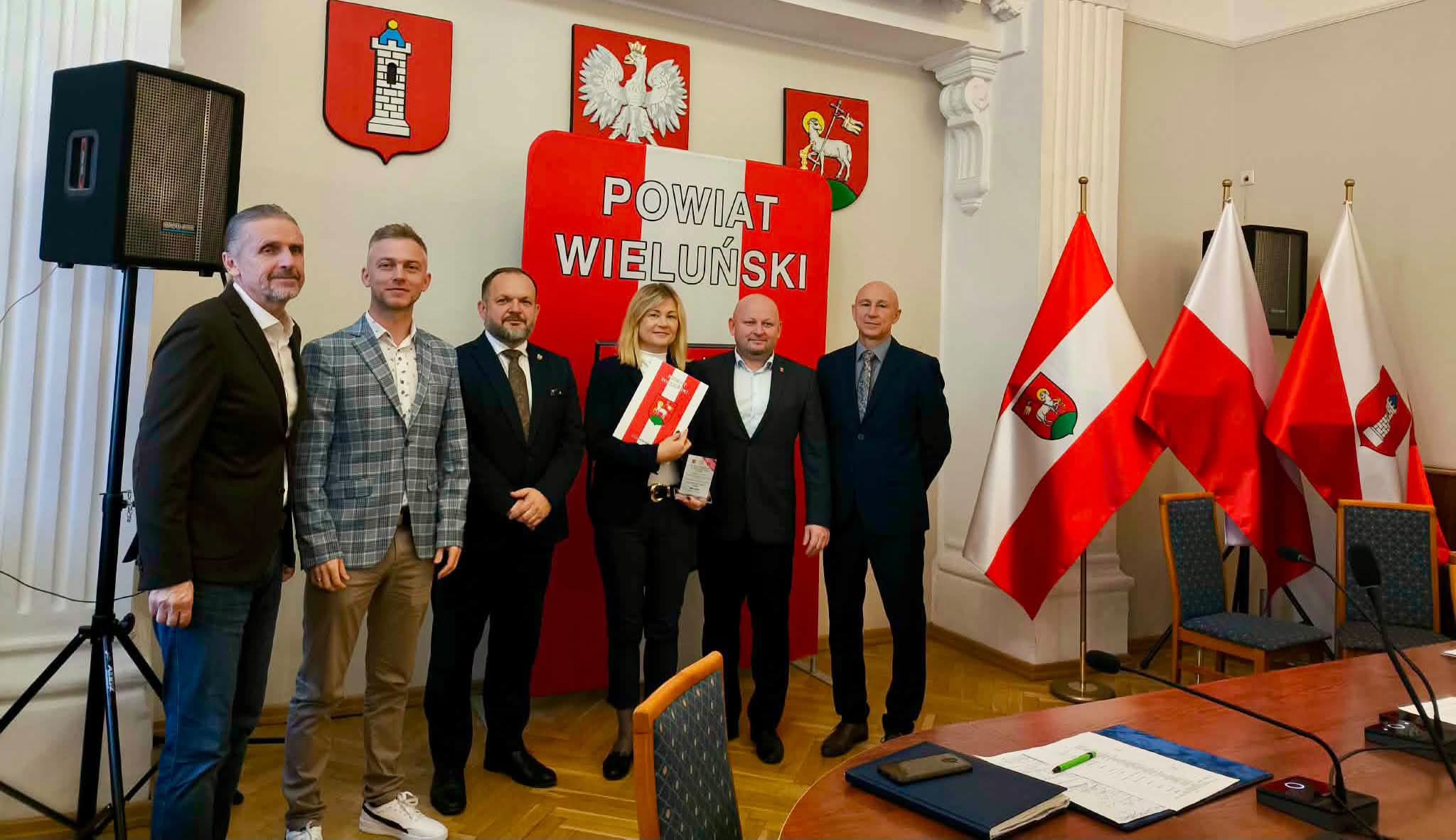 Pamiątkowe zdjęcie przedstawicieli SP Ruda podczas podsumowania sportowego w powiecie wieluńskim; fot. materiały SP Ruda