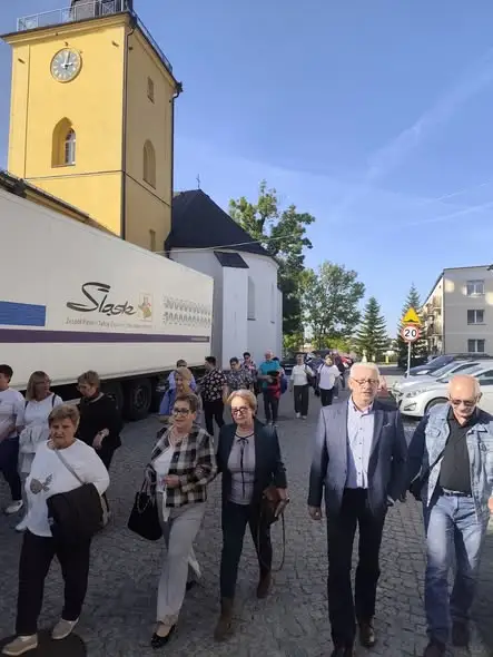 Seniorzy z Czastar odwiedzili Koszęcin i koncert Zespołu „Śląsk” — zdjęcie 1.