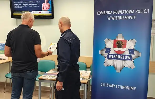 Zadymienie w kamienicy przy Rynku w Lututowie. Ewakuowano cztery osoby — zdjęcie 5.